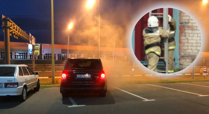 Дым валил из окон: пожарные службы стянулись к ТЦ в Ярославле, видео