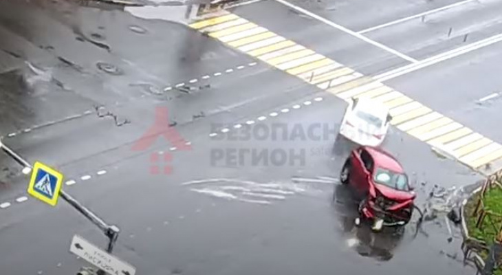 Авто разлетелось на части: в сети появилось видео жесткой аварии в Ярославле