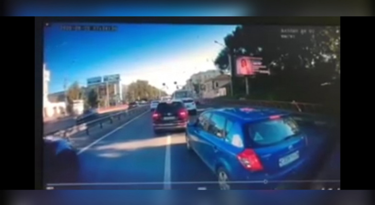 Пустил газ в закрытую маршрутку: видео разборок на дороге в Ярославле слили в сеть