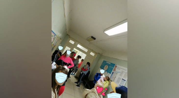 "Половина без масок": ярославцы возмутились очередями в детской поликлинике