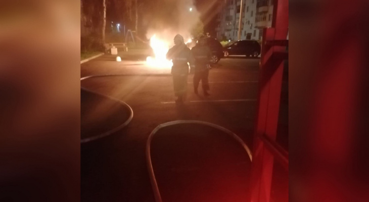 Пламя посреди улицы: ночью в Ярославле полыхал автомобиль