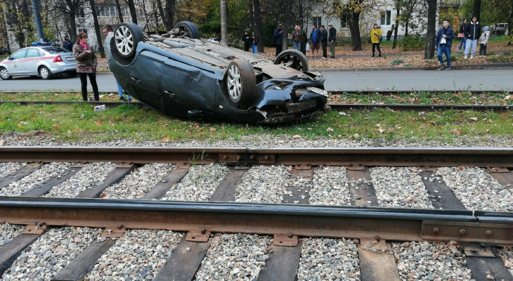 Неудачно приземлился: авто перевернулось на трамвайные пути в Ярославле