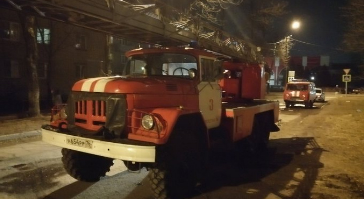 Сам в реанимации: в Ярославле мужчина спас из пожара семилетнего мальчика