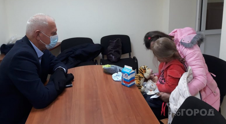"Она так нервничала": сбежавших маму и дочку из подъезда вернули в больницу Ярославля