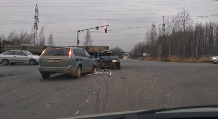 "Водитель прихрамывал": в Ярославле машины разбились в мясо в ДТП