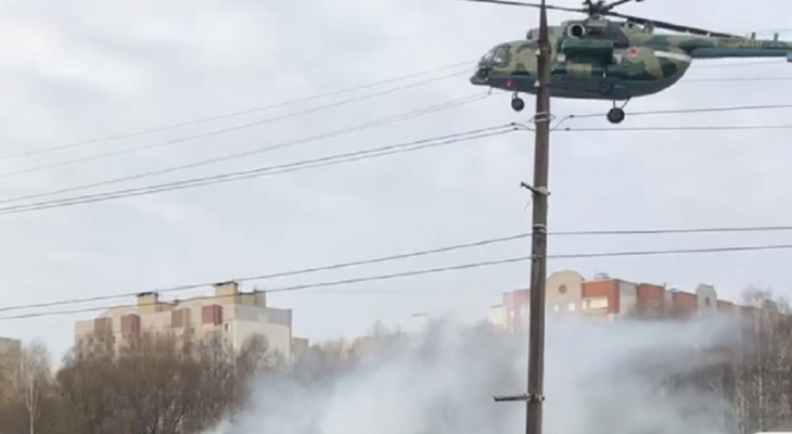 "Стоит полиция, пожарные, реанимобиль": по Ярославлю летает военный вертолет. Видео