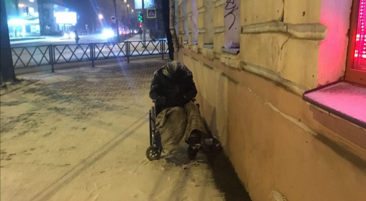 "Скорая" не едет" : в центре Ярославля замерзает мужчина в инвалидной коляске