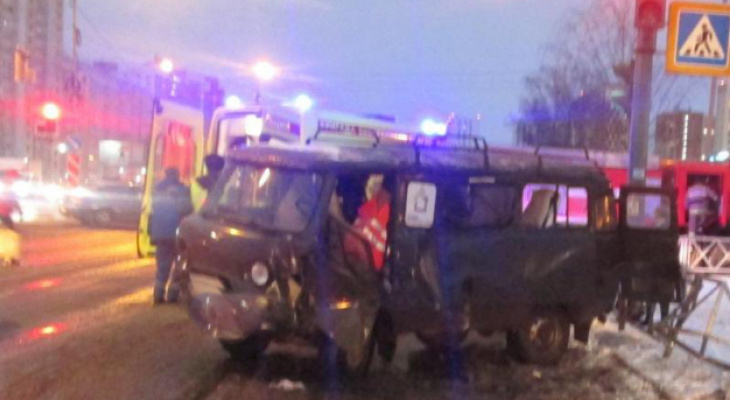 От удара вырвало дверь: в Ярославле в жесткой аварии пострадало три человека