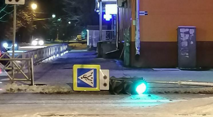 В Ярославле рухнул работающий светофор