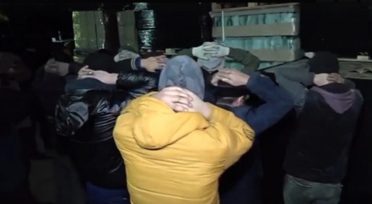 Под Ярославлем ФСБ накрыла преступную группу из выходцев из Средней Азии: видео