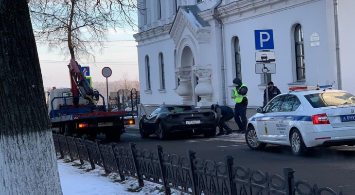 "Феррари" депутата на месте инвалида: самое дорогое авто Ярославля эвакуировали гаишники