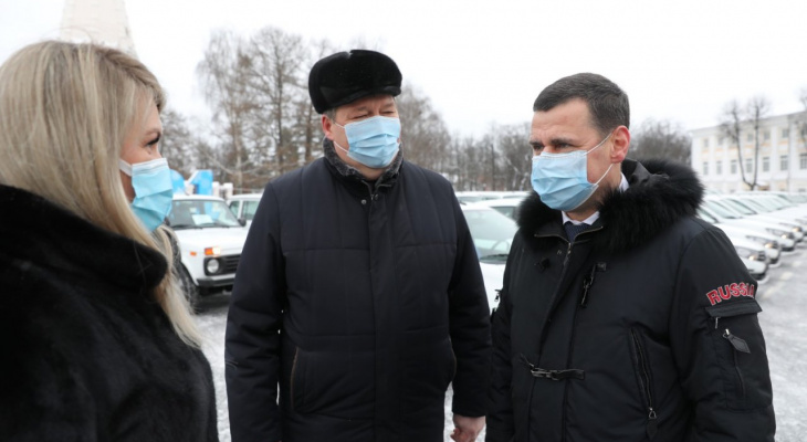 Школьные автобусы и машины скорой помощи переданы губернатором в районы Ярославской области