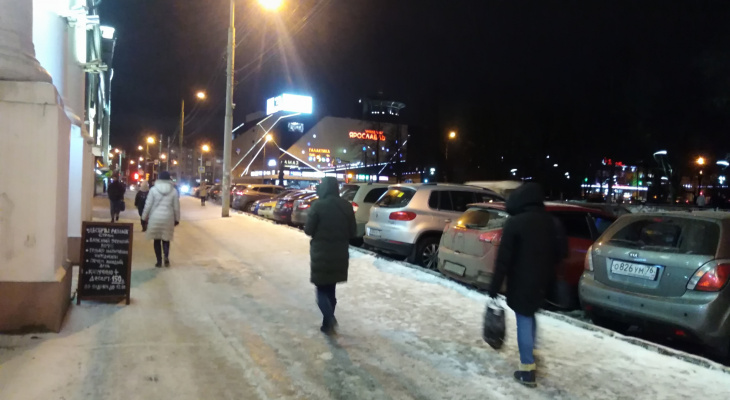 «Тут живут люди»: ярославцы бьют тревогу из-за снежной каши под ногами