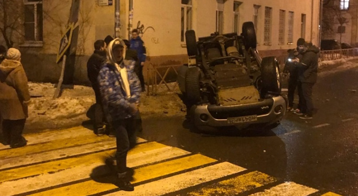 «Налетела толпа»: в Ярославле машина снесла знак и перевернулась