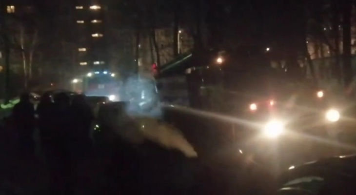 Один погиб: ночью в Брагино эвакуировали жильцов из-за пожара. Видео