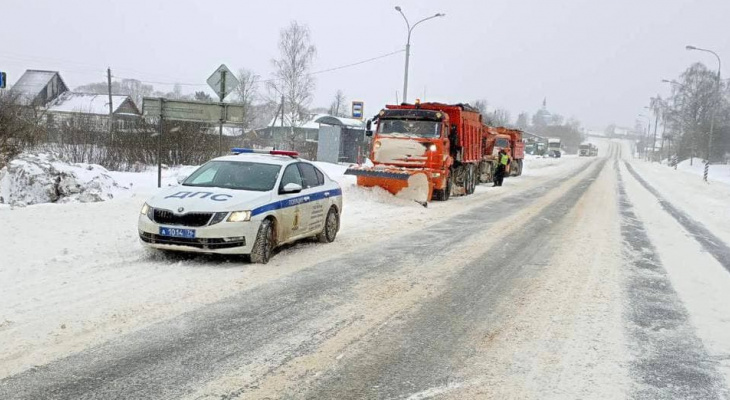 Тягачи и краны наизготове: 300 единиц спецтехники в Ярославле готовы к снежному шторму