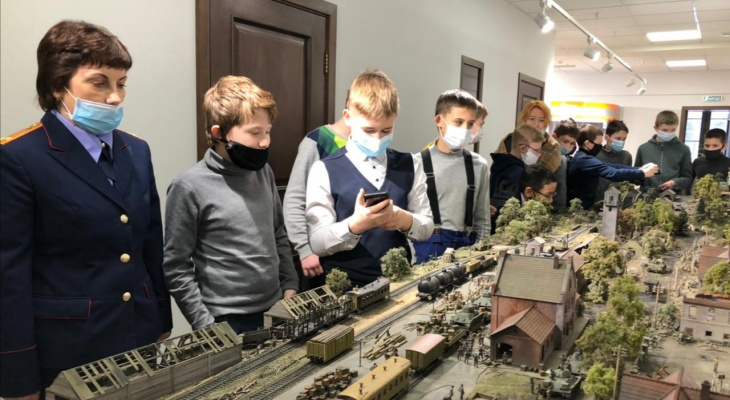 Живые за стеклом: в Ярославле Следком показал детям реалистичную выставку о войне