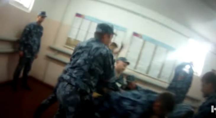 "Отшибли все": авторы нового видео о пытках в Ярославле утверждают, что заключённый умер