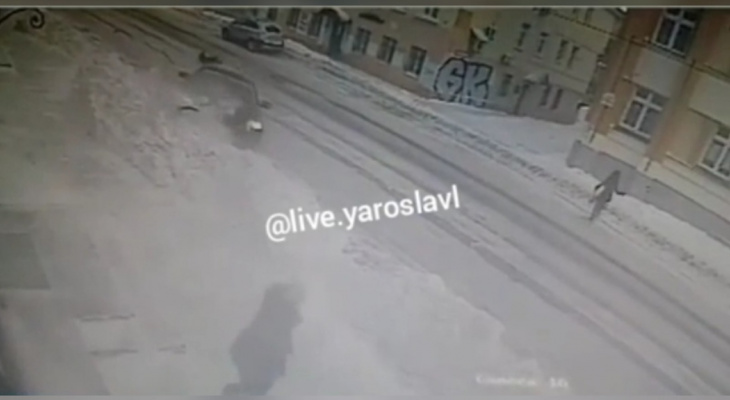 В соцсетях появилось видео аварии у «Меркурия» в Ярославле