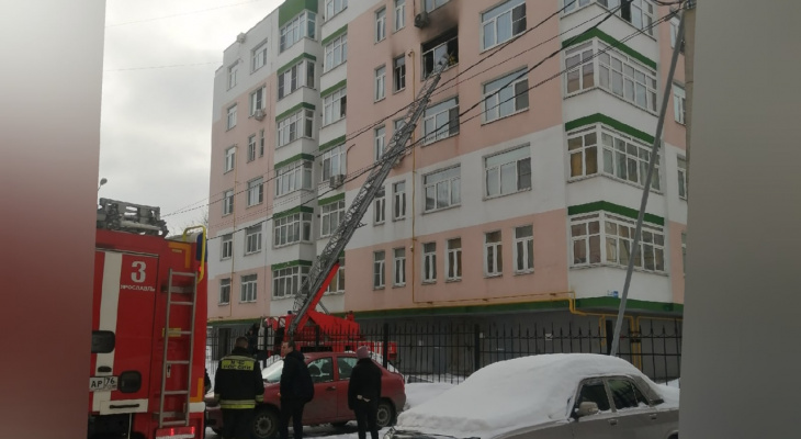 Людей в слезах выводили на улицу: серьезный пожар произошел в Ярославле