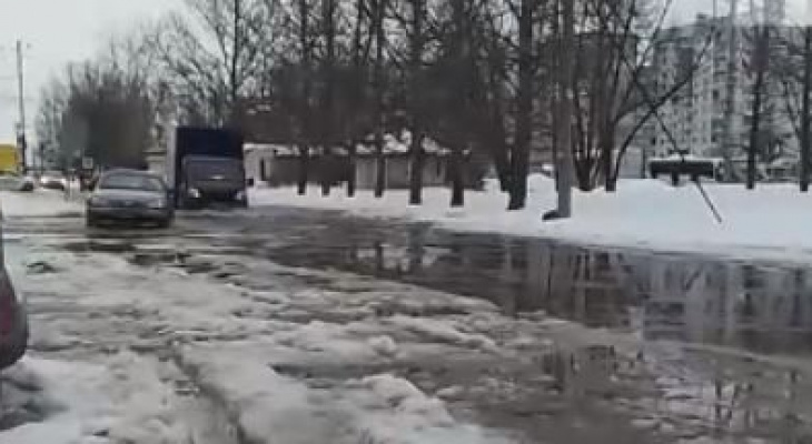 Водой заливает капоты: в Ярославле 