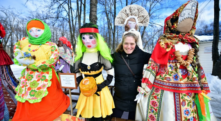 Праздник наступает: в Ярославле открылась десятая выставка масленичных кукол