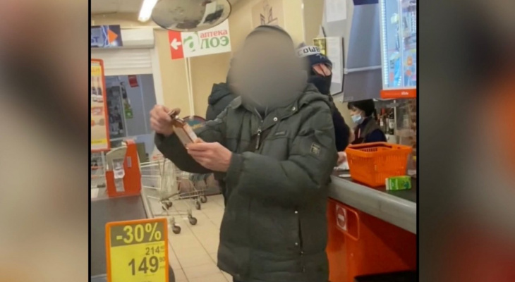 Залез под шубу и схватил: в магазине Ярославля орудует извращенец. Видео