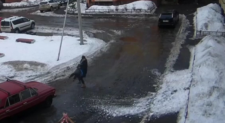 Мать ринулась под авто: в Ярославле снежная глыба падает на малыша. Видео
