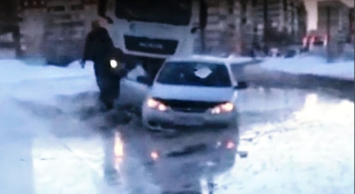 Спасение утопающих: в Ярославле легковушка застряла в огромной луже. Видео