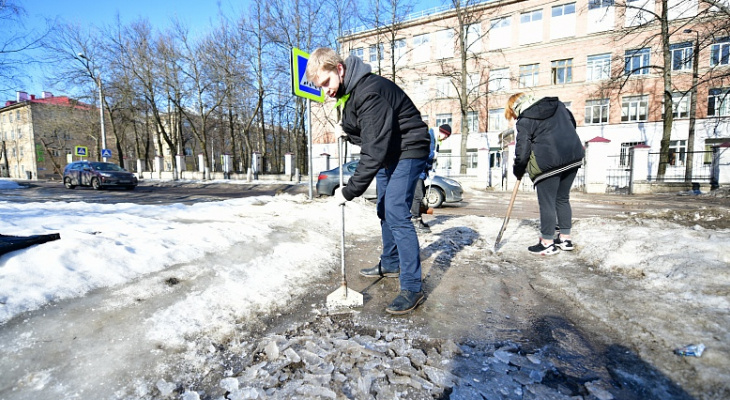 В Ярославле для уборки снега использовали детский труд