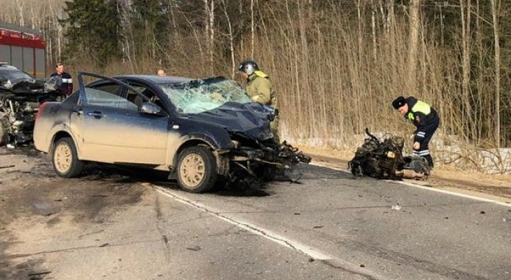 Вырвало двигатель: под Ярославлем произошло тройное смертельное ДТП