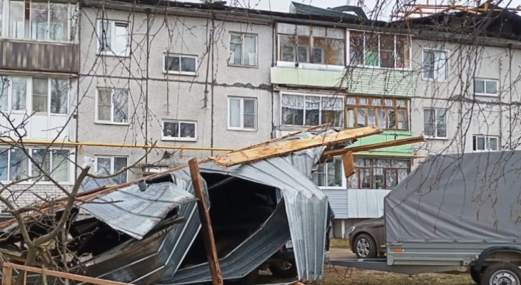 Рухнуло прямо на машину: под Ярославлем из-за ветра жители остались без крыши