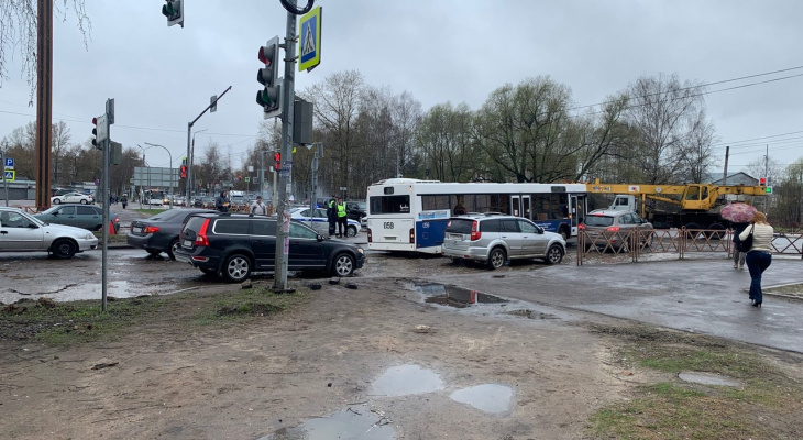 Автобус застрял в яме: за Волгой произошел дорожный коллапс