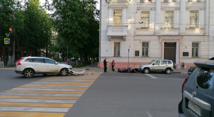 Отлетевший бампер и разлетевшийся мотоцикл: в центре Ярославля произошло ДТП