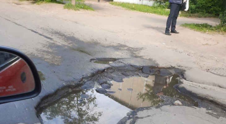 «Целое озеро»: водители жалуются на гигантскую яму во Фрунзенском районе Ярославля