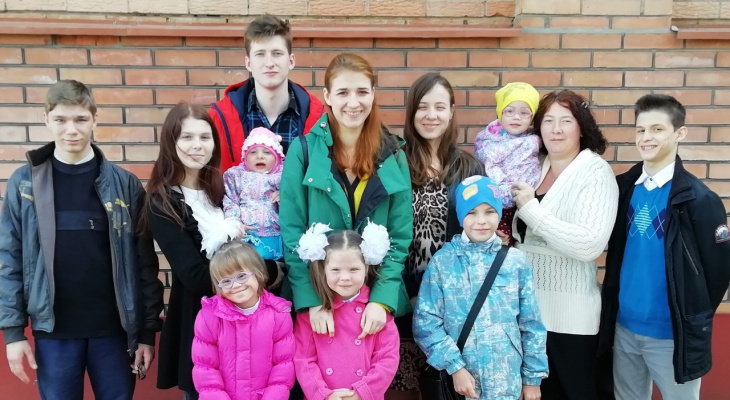 «Они и брошены, и судьбой обделены»: история семьи из Ярославля, которая приняла к себе восемь детей с особенностями развития