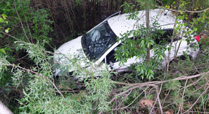 Спасатели вытаскивали водителя с переломами: подробности аварии под Ярославлем