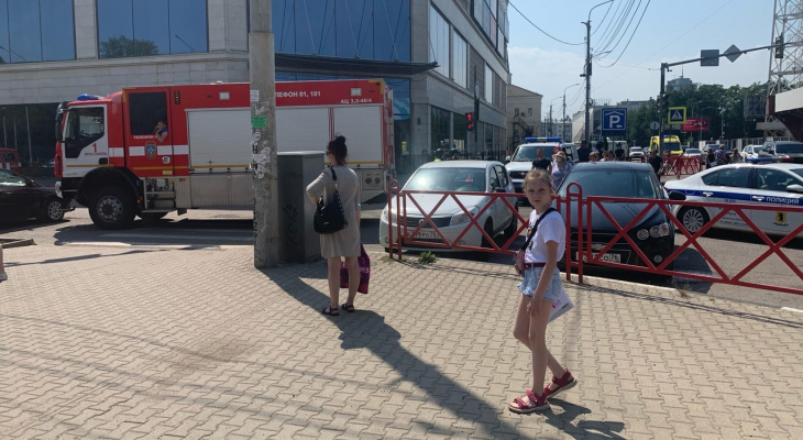 Собаки и оградительные ленты: в Ярославле эвакуировали 