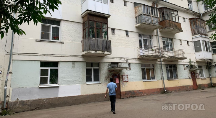 В Ярославле четырехлетний малыш выпал из окна многоэтажки на автомобиль