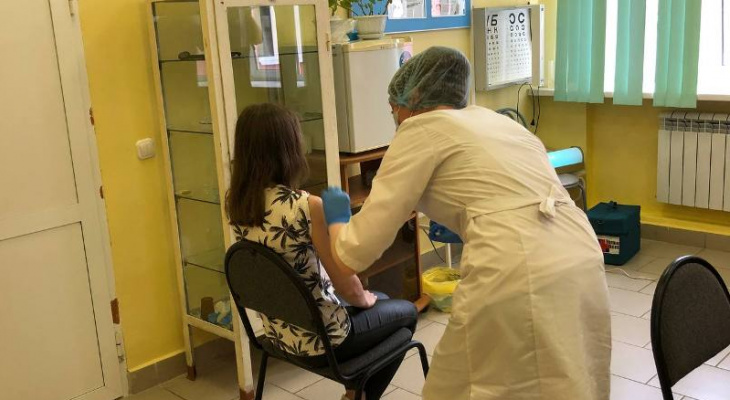 «На рабочем месте»: в школе Ярославской области открыли пункт вакцинации