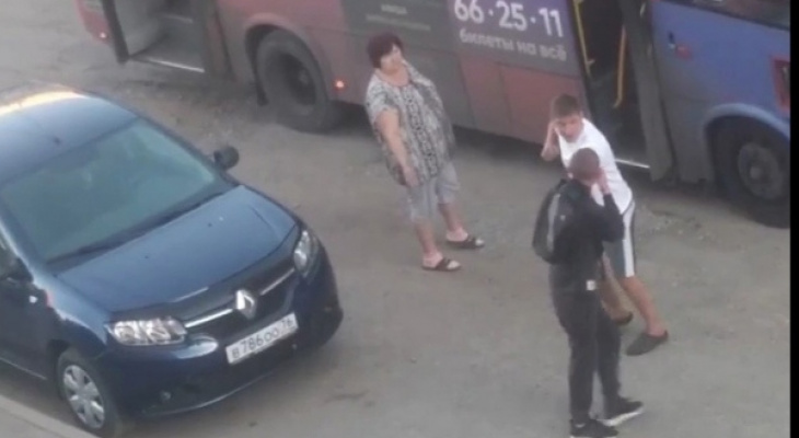 "Деньги где?!": в Ярославле устроили самосуд над пассажиром маршрутки