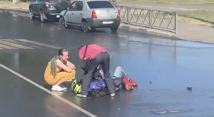 Стонал на носилках реанимации: в Ярославле в ДТП разбился мотоциклист