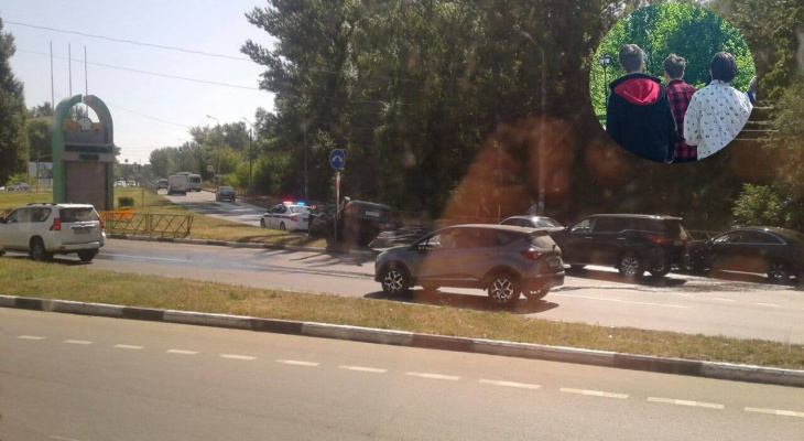 Как черепаха лежит: в Ярославле перевернулся автомобиль около заволжского моста
