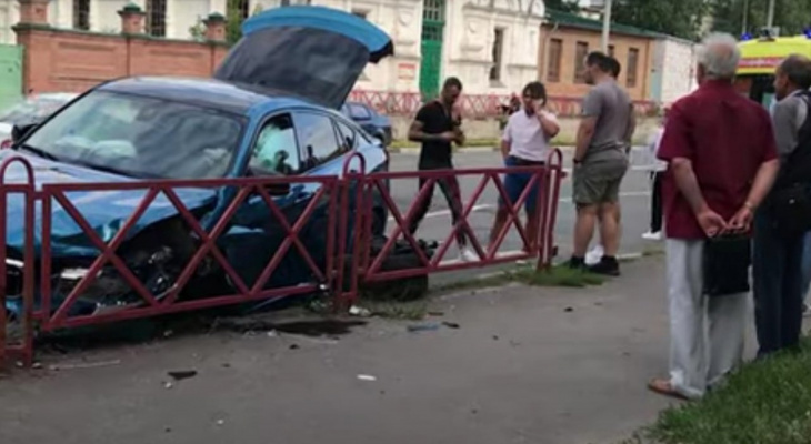Реанимация и запчасти: в центре Ярославля в "дьявольском" тройном ДТП пострадали люди