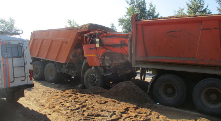 Страшное ДТП с тремя грузовиками случилось в Ярославской области: есть пострадавшие