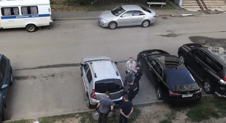 Месть за парковку: в Ярославской области авто облили кислотой