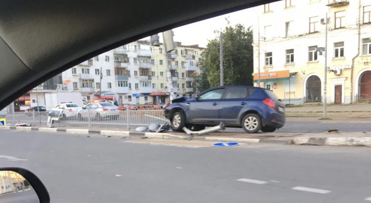 «Второй раз за месяц сносят»: в центре Ярославля водитель въехал в ограждение
