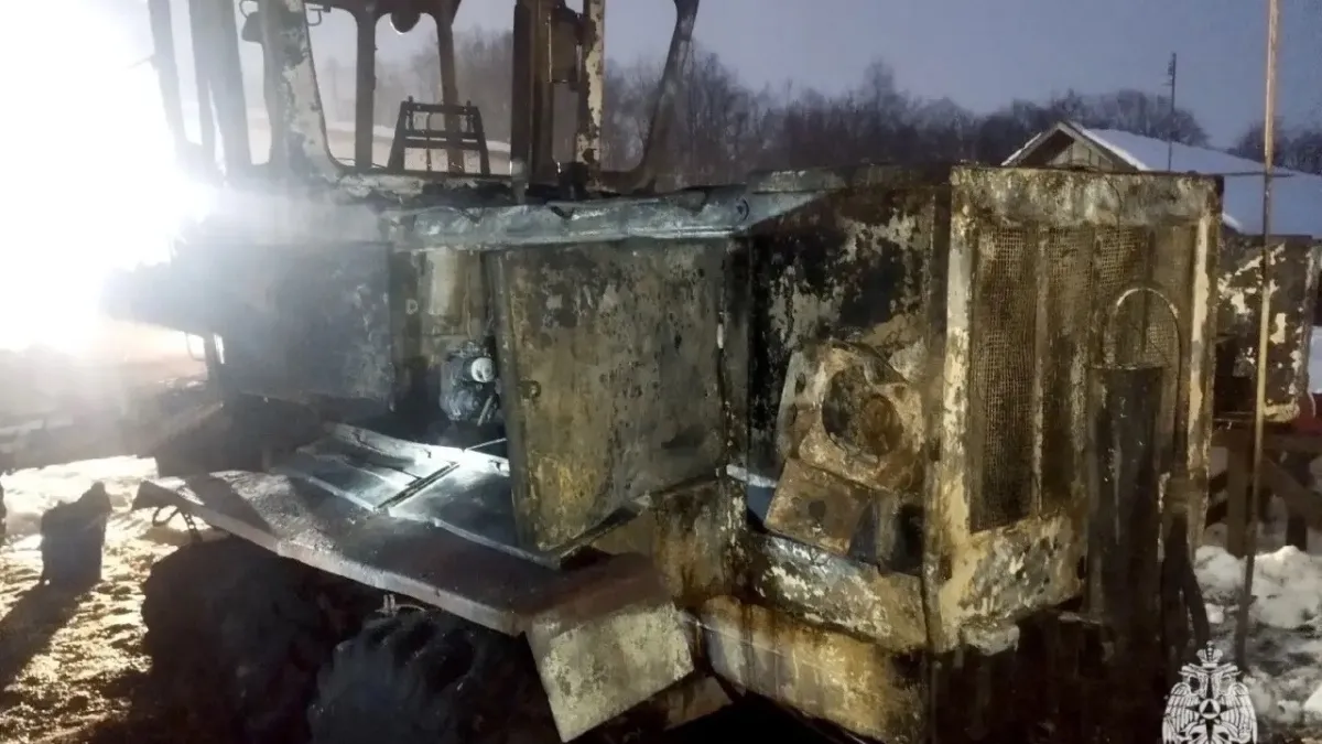 Ошибка в электросети обошлась дорого — в Ярославской области грейдер выгорел дотла