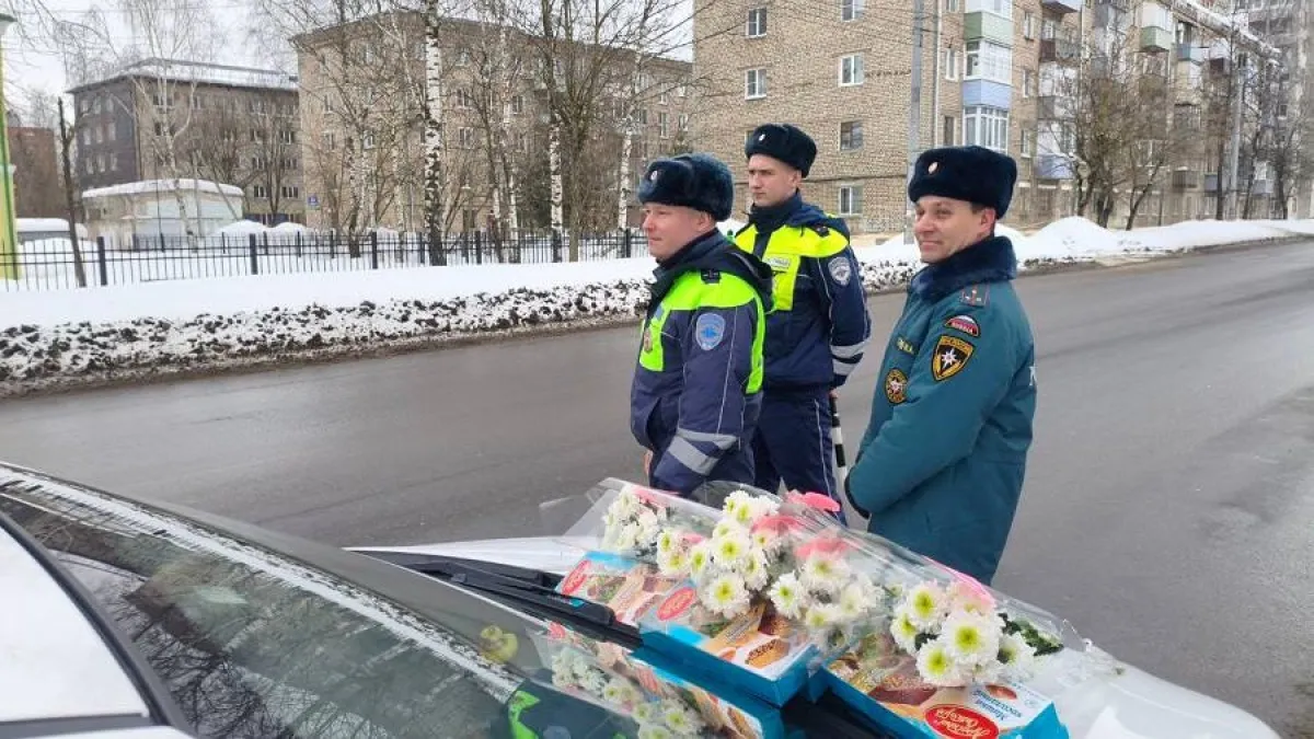 Ярославские водительницы в шоке: вместо проверки документов — букет и пожелания