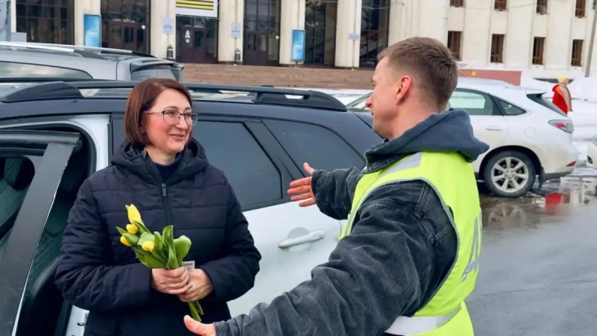 Роман Курцын и ярославская ГИБДД поздравили автоледи с 8 Марта
